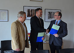 Unterzeichnung der Institutsordnung durch den Präsidenten der Fachhochschule Nordhausen, Prof. Dr. Jörg Wagner (Mitte) im Beisein von Prof. Dr. Hemut TIlp (li) und Prof. Dr. Stefan Zahradnik (re)
