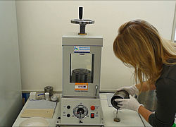 Probenvorbereitung für die Chloranalytik mit Hilfe der Pressmethode (DIN 54388 – Vornorm)
