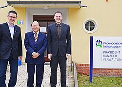 Prof. Dr. Bernd Schwien mit Prof. Dr. Cen-Chu Shen und FH-Präsident Prof. Dr. Jörg Wagner im Rahmen der Kooperationsgespräche (v.l.n.r.)