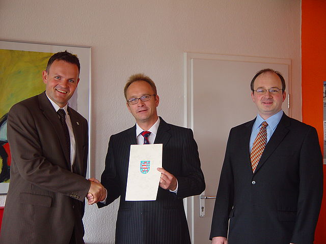 Präsident Jörg Wagner begrüßt Dr. Mark Rainer Fudalla (Mitte) als neuen Professor an der FHN