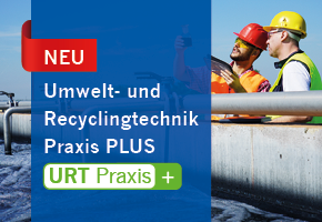 Text: Neu - Umwelt- und Recyclingtechnik Praxis PLUS - Wortmarke URT Praxis + Im Hintergrund ein Foto von einem Klärbecken, rechts zwei Männer mit Schutzhelm und Schutzbrille.