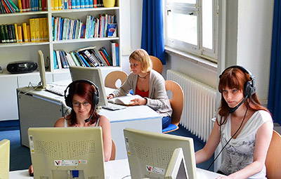 Sprachenzentrum - Studierende bei Sprachtests am Computer