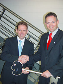Aus den Händen von Ministerpräsident Althaus erhält der Rektor der FHN, Prof. Dr. Jörg Wagner, symbolisch den Schlüssel zum Institut