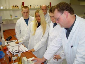 Schüler im Chemielabor