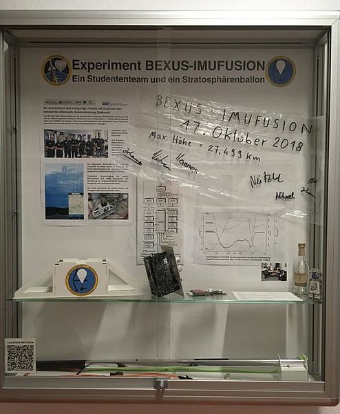 Vitrine mit Informationen und BEXUS-Systemkomponenten und einem Teil der Ballonhülle