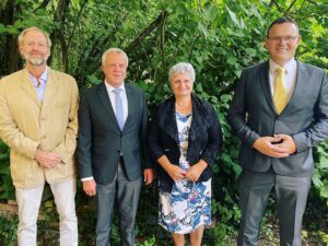 Group photo in the green: Prof. Dr.-Ing. Folker Flüggen (Dean of Mechanical Engineering), Olaf Salomon (Managing Director of BBZ and Stadtwerke Nordhausen), Doris Schumann (Head of Labour Market Services) and Prof. Dr. Jörg Wagner (President of Nordhausen University of Applied Sciences) stand together in front of dense foliage. The meeting serves to deepen cooperation between the university and regional education partners. (Photo: Tina Bergknapp)