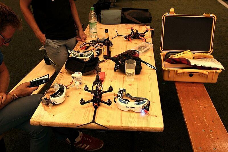 die Drohnen werden für den Wettkampf vorbereitet