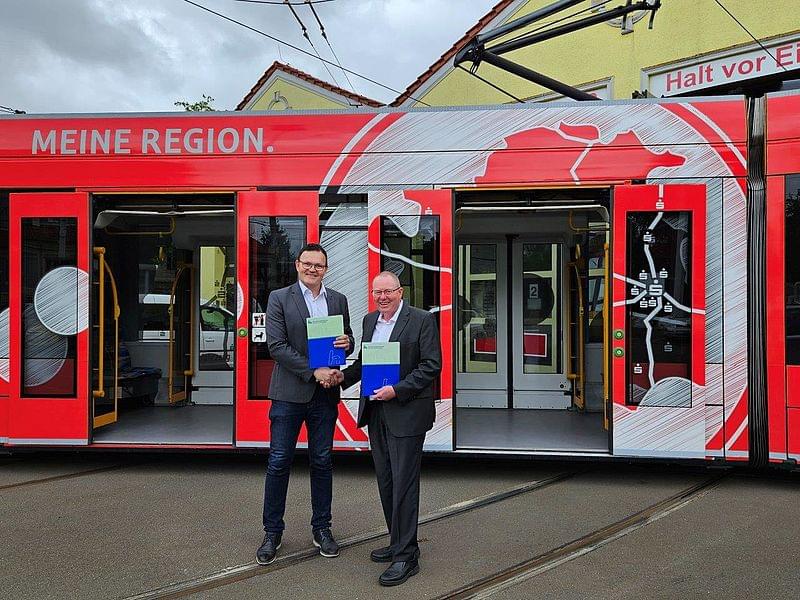 Prof Wagner with the operations manager of the transport company in front of a tram