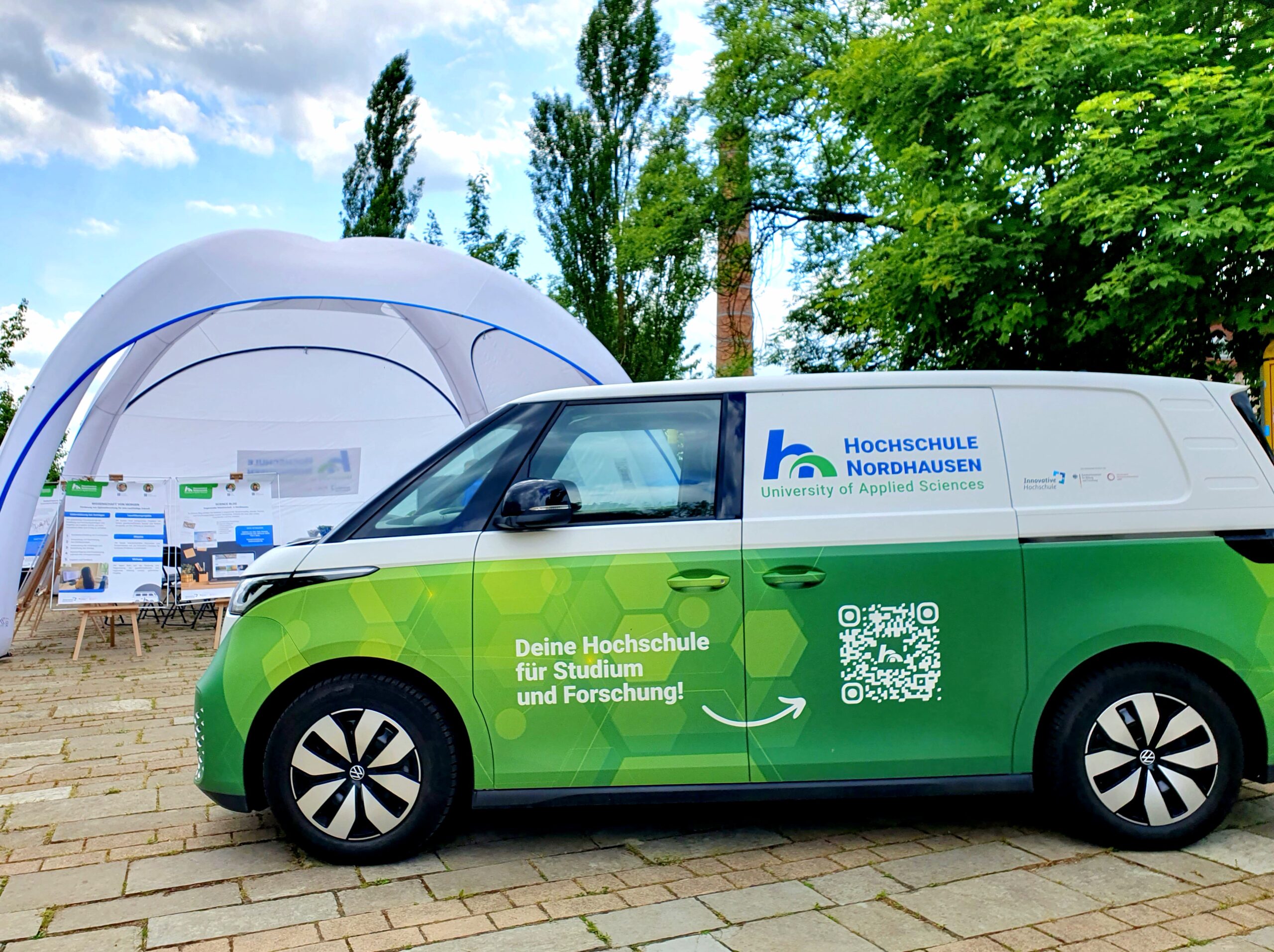 Vehicle of the Transferwerk of Nordhausen University of Applied Sciences outside, in the background the Mobile Showroom