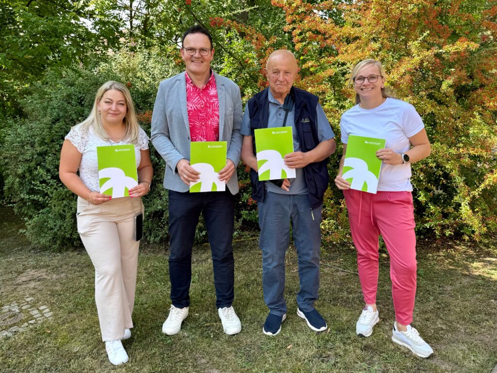 Gruppenfoto mit grünen Ordnern.