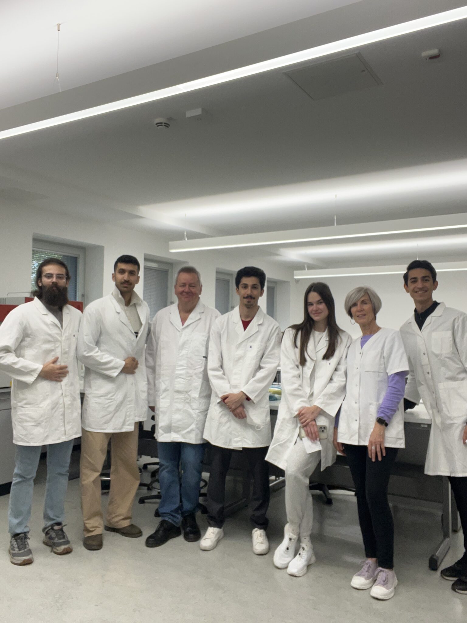 Gruppe in Laborkitteln im Labor