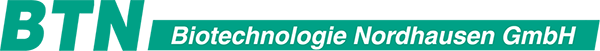 Schriftzug „BTN Biotechnologie Nordhausen GmbH“ in Türkis auf schwarzem Hintergrund.
