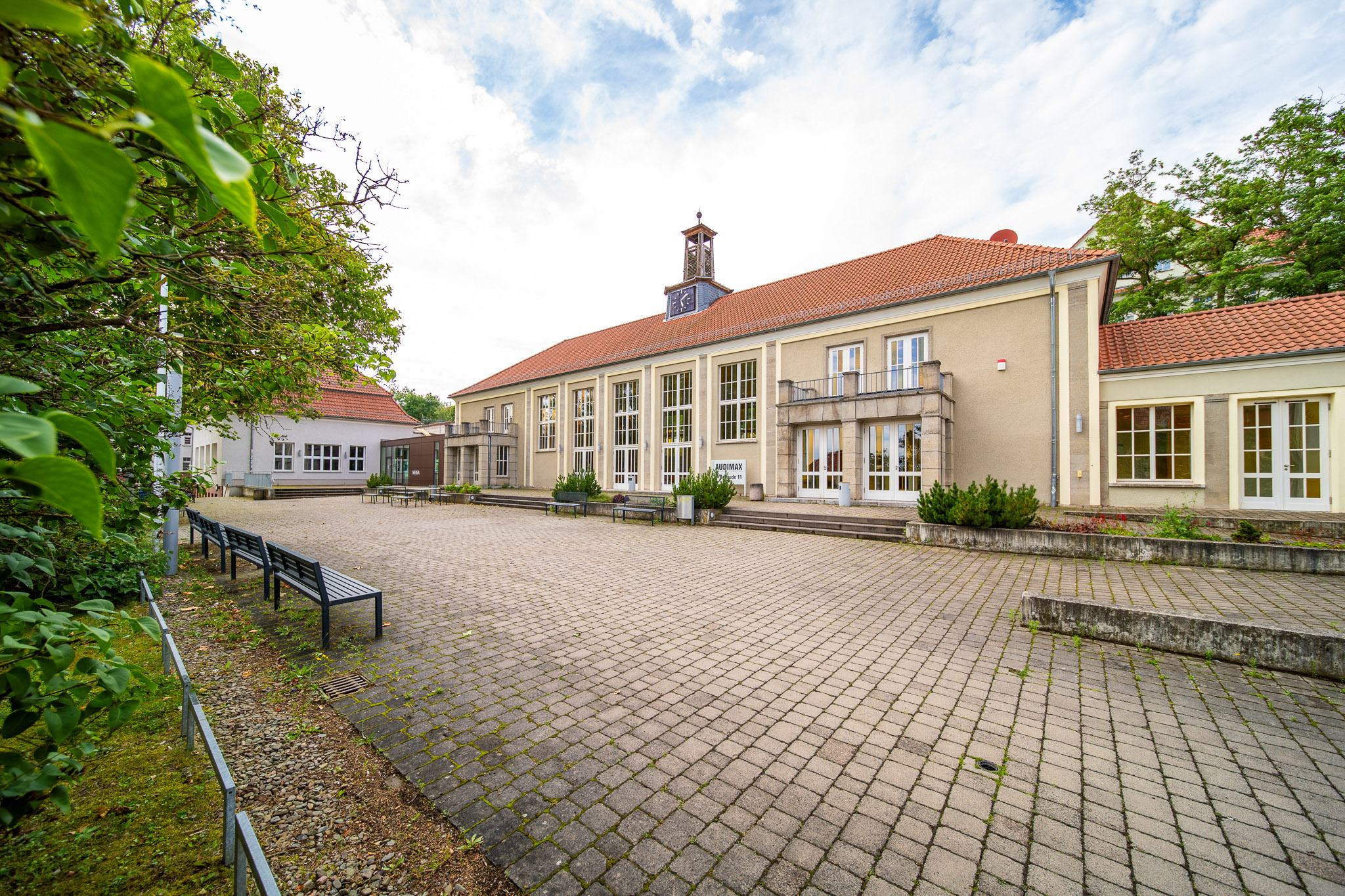 Schule mit gepflastertem Innenhof.