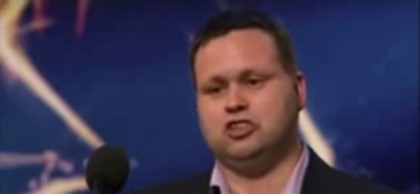 Paul Potts steht vor dem Mikrofon und singt in der Castingshow „Britains Got Talent"