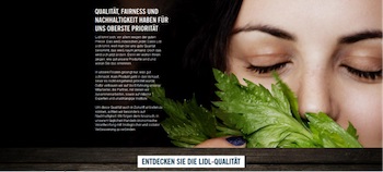 Das Gesicht einer Frau, wie sie an frischem Gemüsegrün riecht mit dem Untertitel „Entdecken Sie die LIDL-Qualität“.