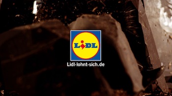 Die aktuelle Qualitätsoffensive von Lidl dient dem Ziel, echte Präferenzen für das eigene Angebot zu schaffen und damit die klassischen Supermärkte wie Rewe, Edeka oder tegut auf der Qualitätsdimension anzugreifen. Von einem „Trading up“ spricht Johannes Berentzen, Branchenexperte der Unternehmensberatung Wieselhuber, und verweist auf einige Entwicklungen, die man einem Discounter früher nicht zugetraut hätte. Etwa die optische Aufwertung im Ladenbau mit emotional ansprechender Darstellung der Sortimentsbereiche, aber auch den Ausbau des Sortiments in den Feinkostbereich oder die Ausweitung des Wein-Angebots.