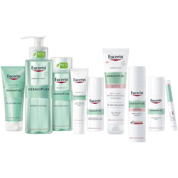 Neun verschiedene Produkte der Hautpflegeserie DermoPure sind nebeneinander aufgereiht, darunter Reinigungsgel, Gesichtstonic, Serum und mattierendes Fluid. Die Verpackungen sind weiß mit einem zentralen türkisfarbenen Band und dem roten Eucerin-Logo