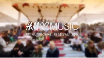 Blurred background image of a crowd at an event with the text ‚H&M Loves Music at Hurricane Festival 2014‘.