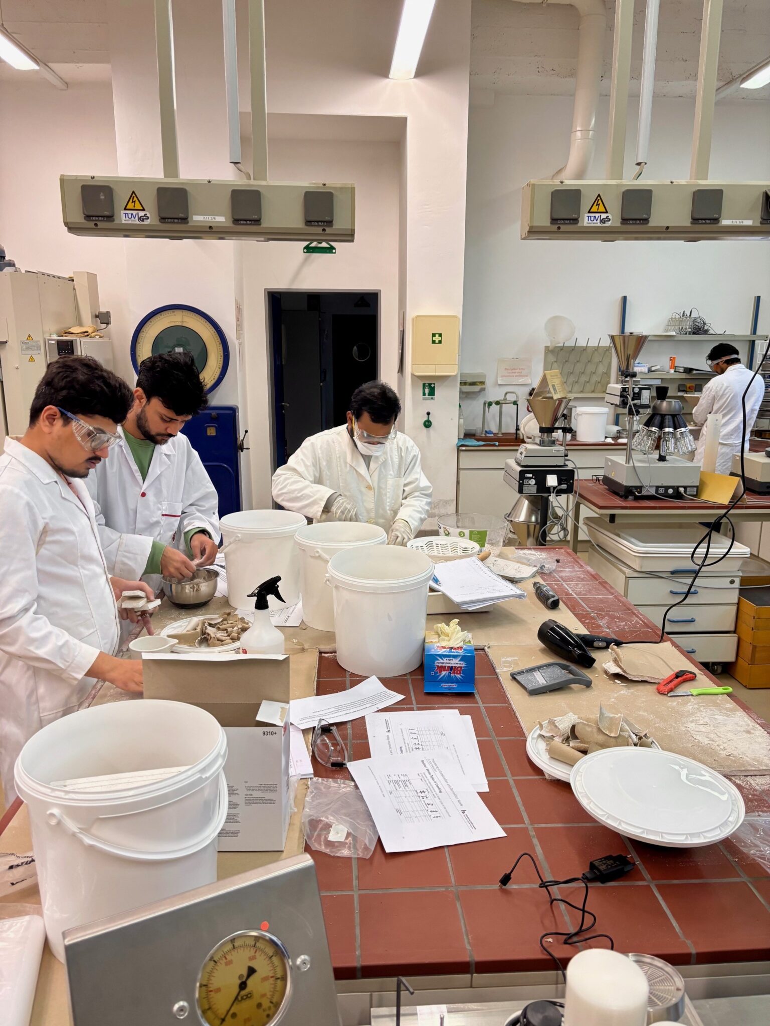 Scientists work in the laboratory.