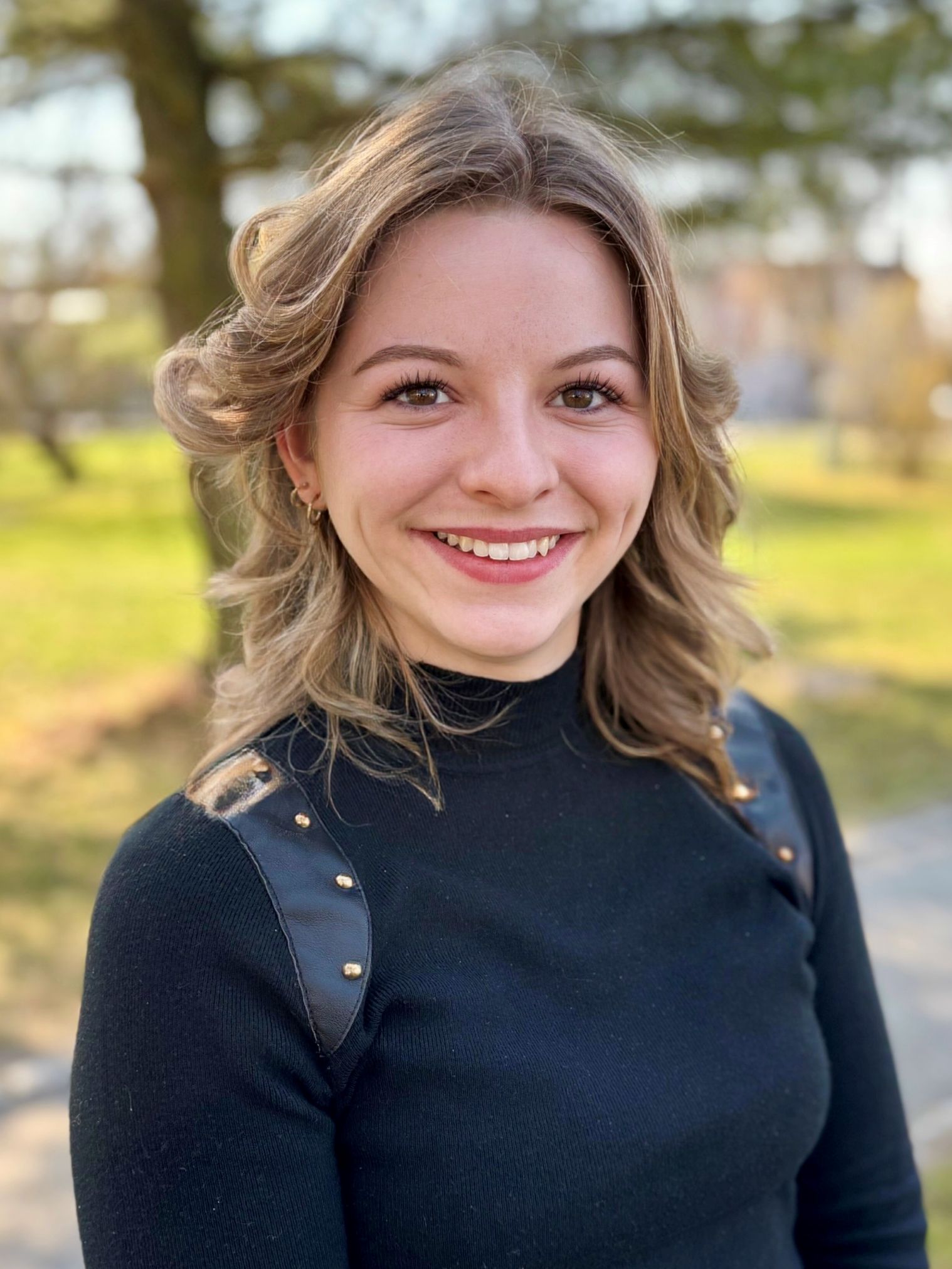 Frau mit lockigem Haar im Freien