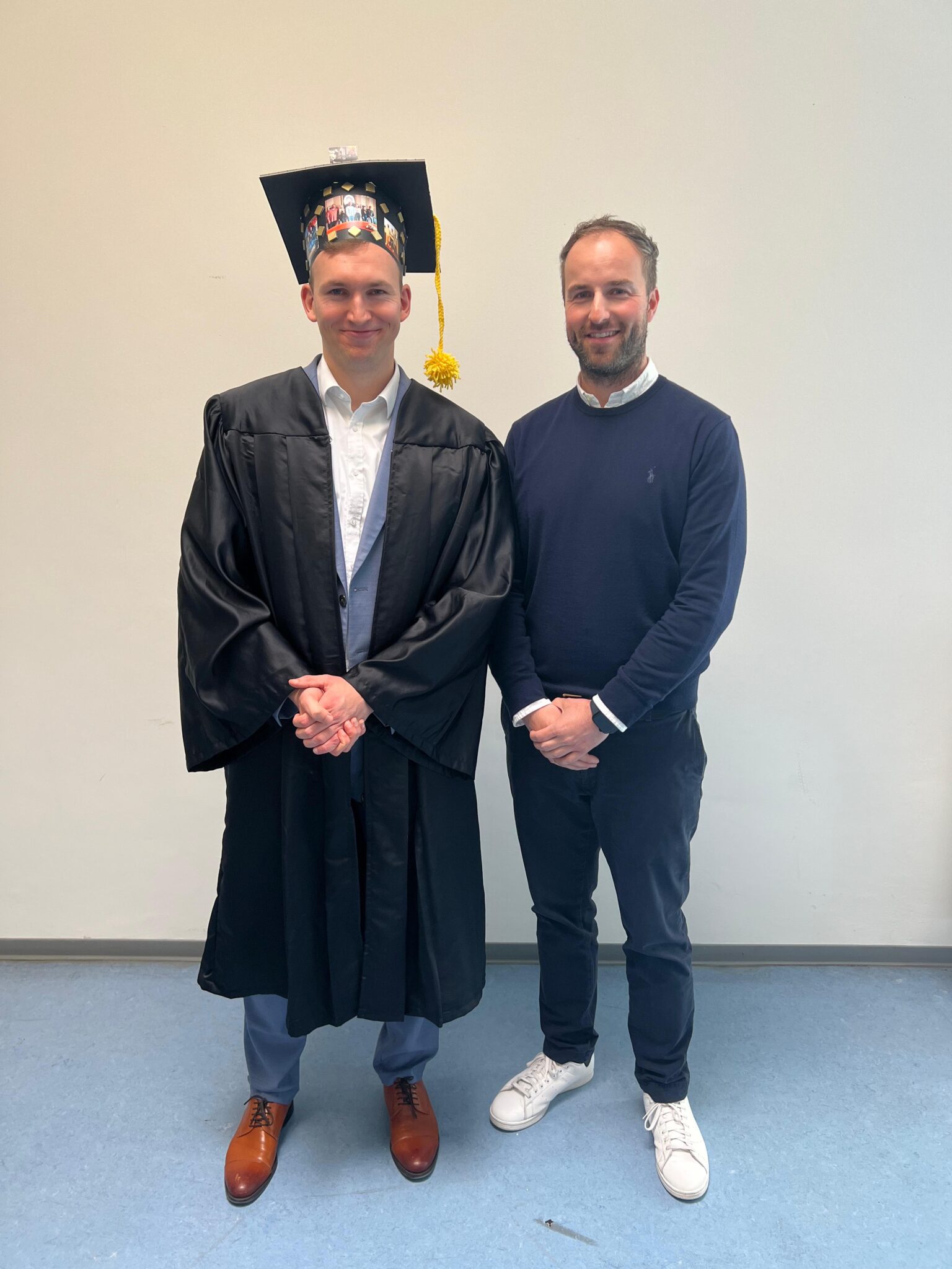 Absolvent mit Professor, feierlicher Anlass