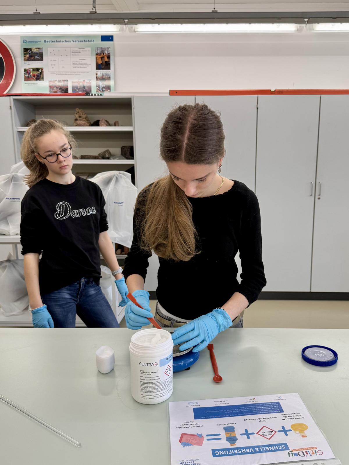 Schülerinnen experimentieren im Labor.