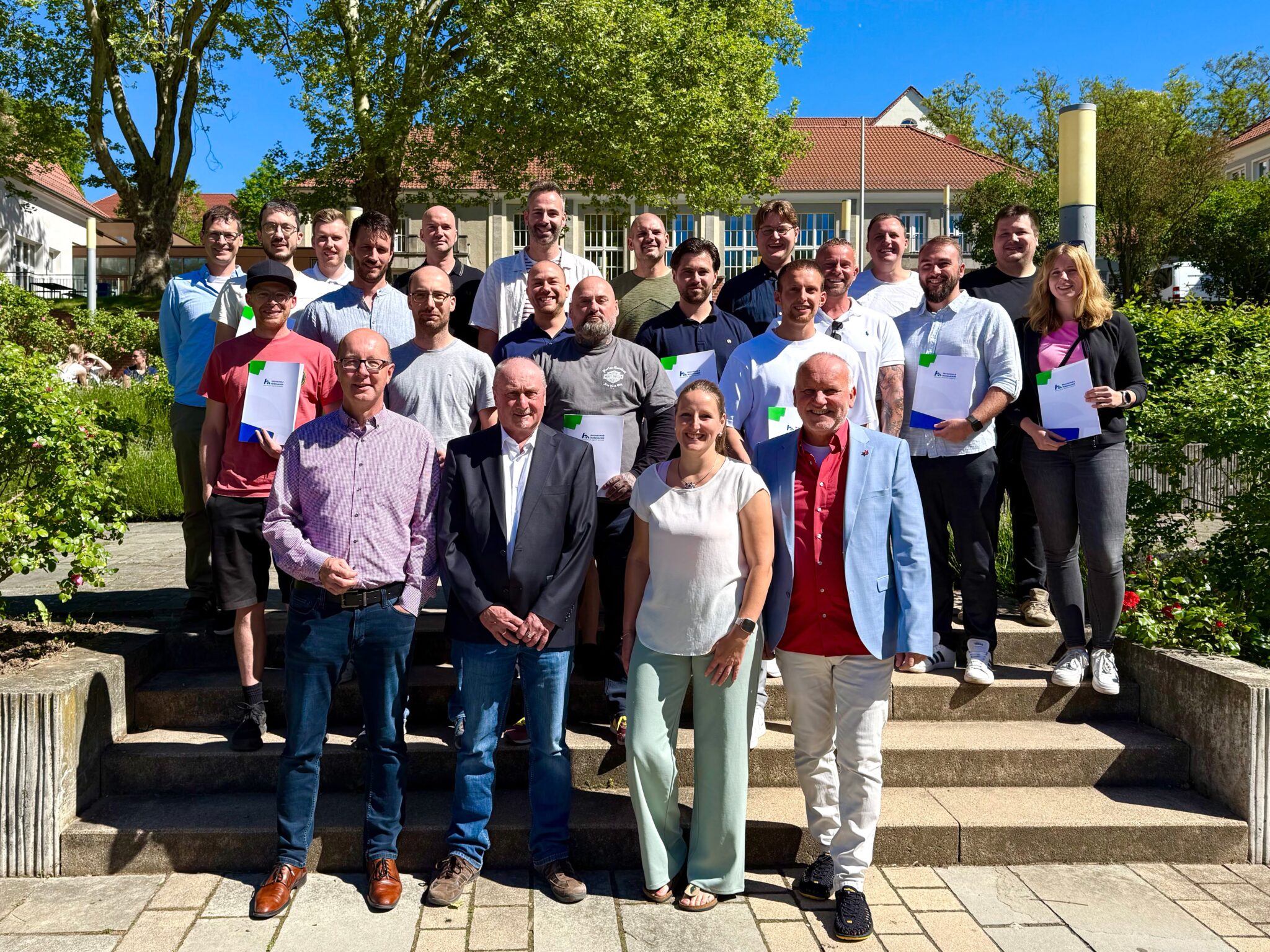 Gruppe von Menschen mit Zertifikaten