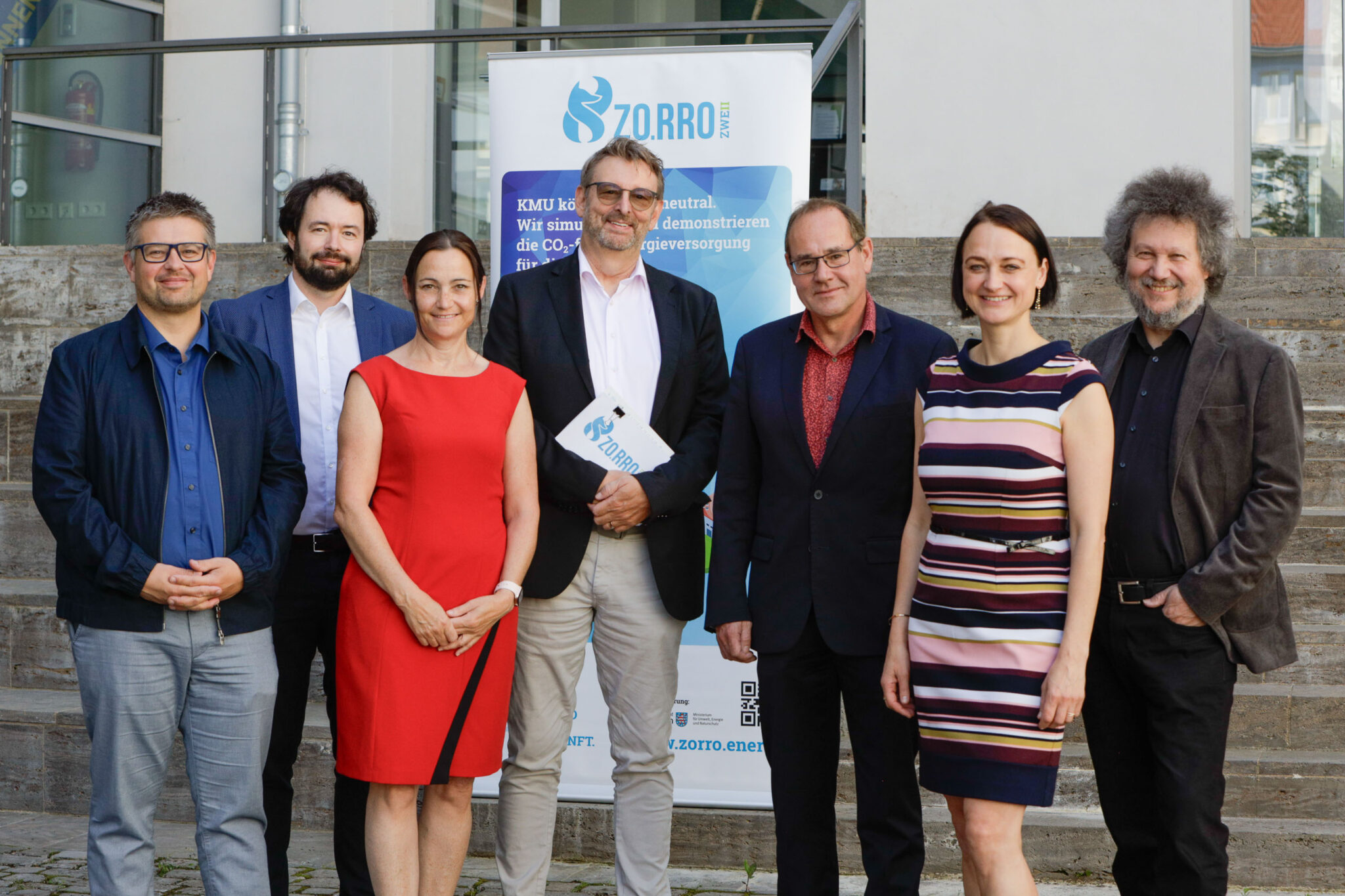 Gruppenfoto vor ZO.RRO Banner