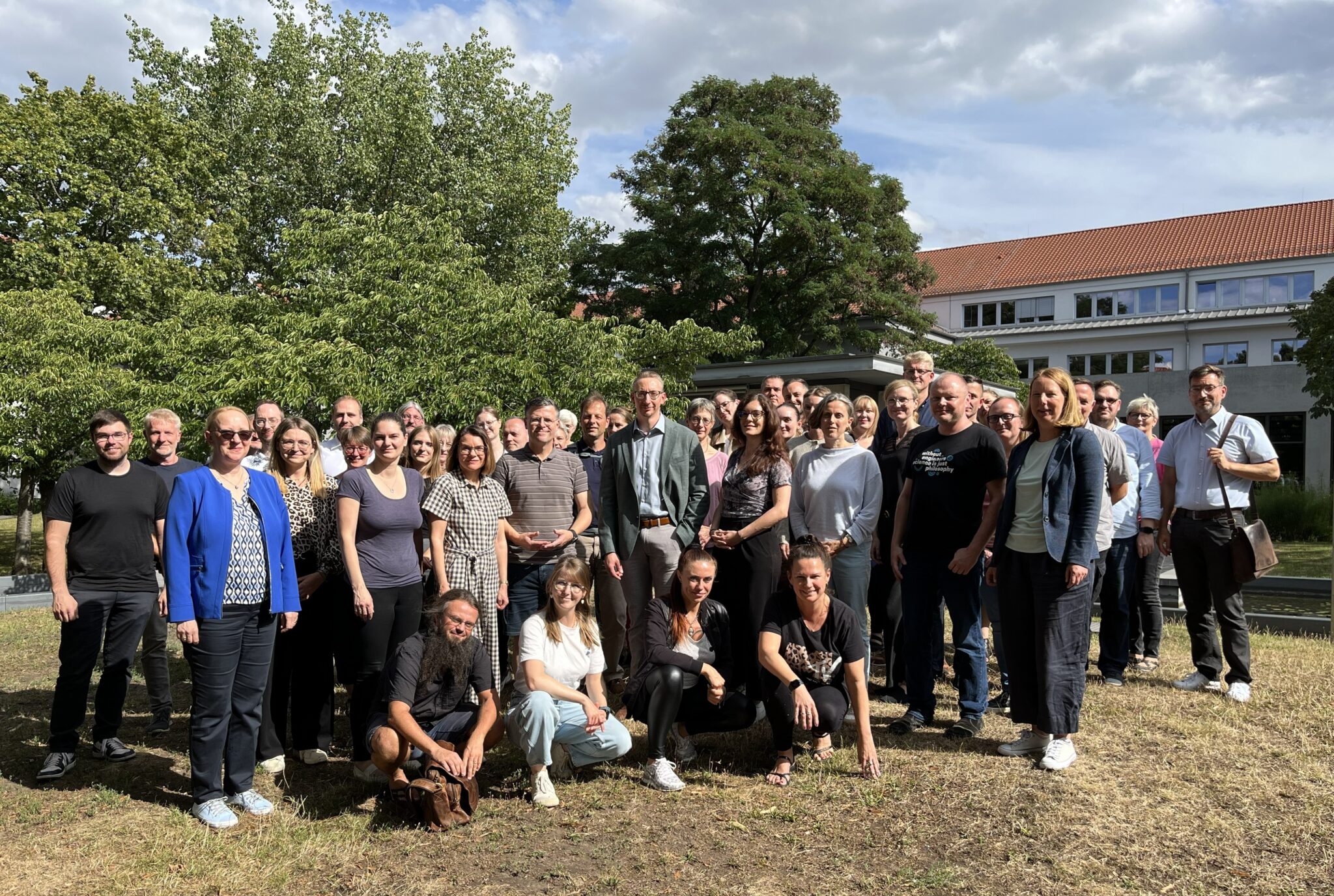 Gruppenfoto von vielen Menschen im Freien
