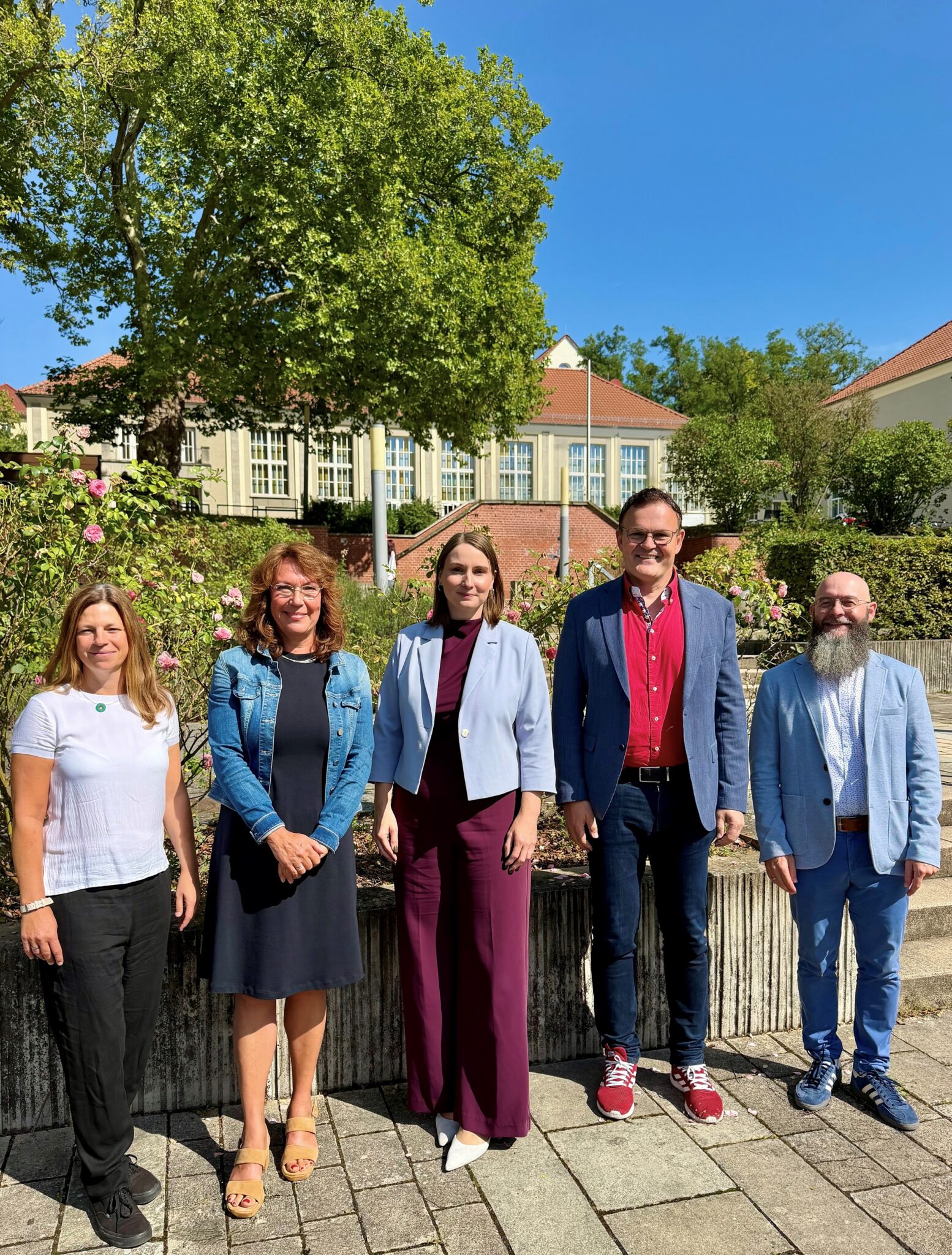 Gruppenfoto vor einer Bildungseinrichtung
